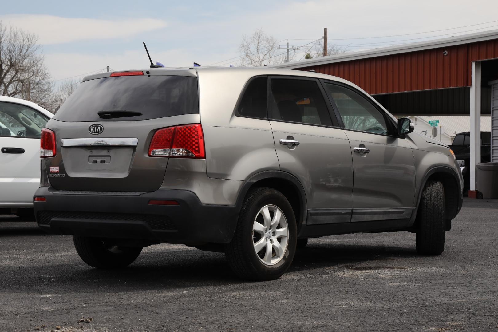 2012 GRAY KIA SORENTO LX 2WD (5XYKT3A10CG) with an 2.4L L4 DOHC 16V engine, 6-SPEED AUTOMATIC transmission, located at 420 E. Kingsbury St., Seguin, TX, 78155, (830) 401-0495, 29.581060, -97.961647 - Photo#4